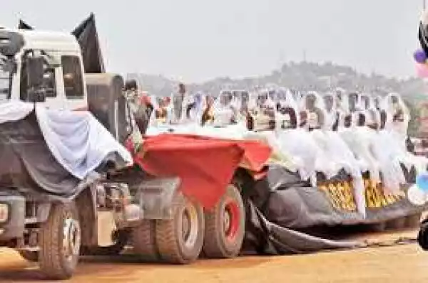 200 brides ride to their mass wedding in a trailer in Uganda (Photos)